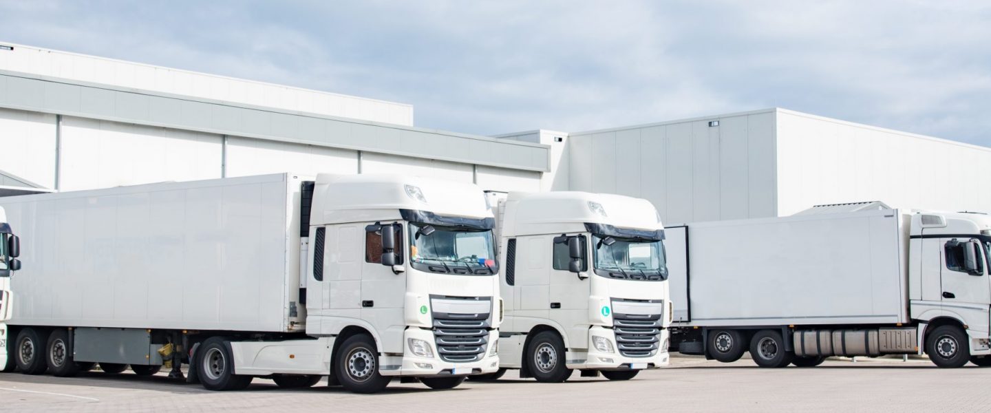 LKW`s werden beladen an Ladetoren